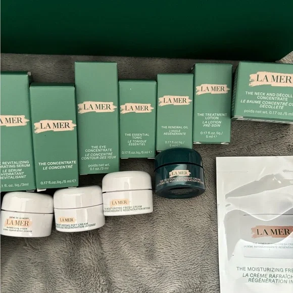 La Mer Skincare Collection with Green Box and Blue Pouch - Picture 3 of 8